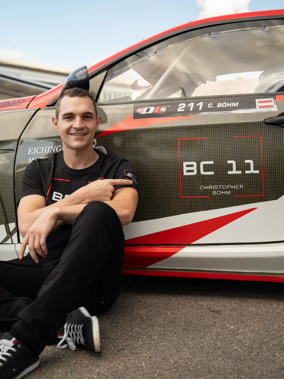 Christopher Böhm und der BC 11 Christopher Böhm sitzt neben dem BC 11 Driftauto