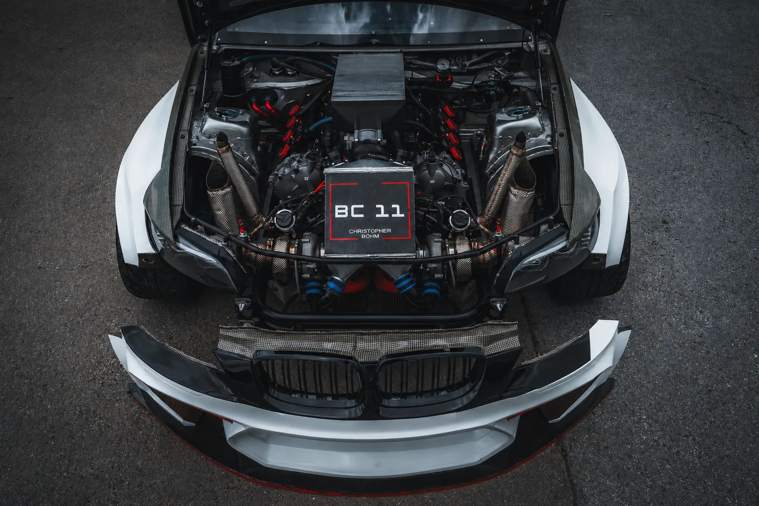 Motorraum des BC 11 Blick von oben in den offenen Motorraum des BC 11 mit dem VK56 Twin-Turbo-Motor